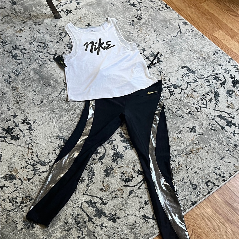 🦋NWT Nike White and Black Activewear Set with Silver Accents M